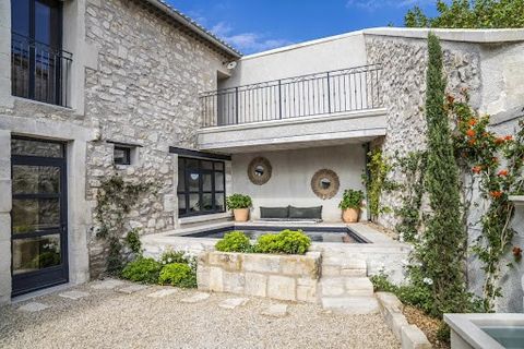 Just a few minutes' walk from the centre of the village of Saint Rémy de Provence, this 230 m² stone building has been renovated to a very high standard: the use of old materials is subtly combined with natural, noble materials, and every detail has ...