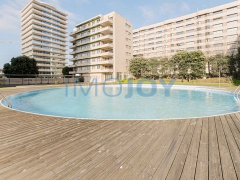 Excellent 1 bedroom flat with sea view and pool in a private condominium in Matosinhos Sul. The flat is located in the premium condominium Portas do Mar in Matosinhos Sul and is in perfect condition due to maintenance works over time. It has great su...