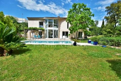 In a gated domain situated on the top of a hill, between Biot and Valbonne, bright villa offering vast volumes. On ground floor: 50 sqm cathedral lounge opening onto the terrace and the swimming pool, separated kitchen, and comfortable master bedroom...