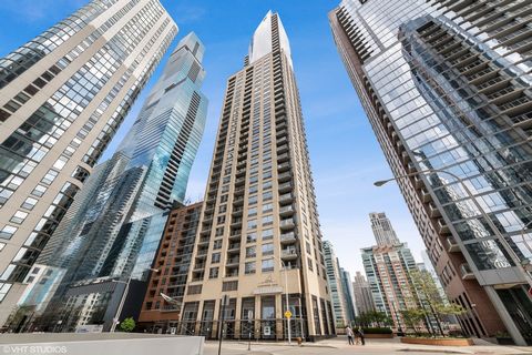 The perfect city home with unobstructed views of Chicago River, Lake Michigan, Navy Pier and the city. The spacious, split, two en-suite bedroom condo features large bedrooms, several walk-in closets, a half bathroom, hardwood floors in living area, ...
