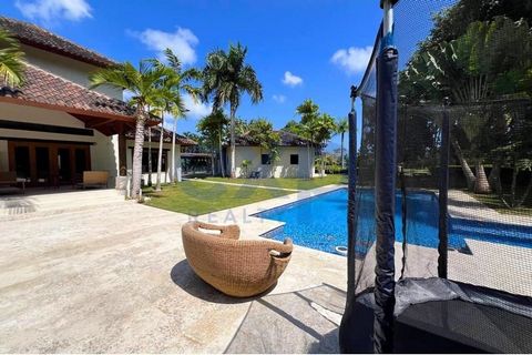 Incredible 3-Bedroom Villa with a Private Pool and Jacuzzi for Sale in Guavaberry Golf and Country Club, Juan Dolio, Dominican Republic. The property consists of 2,917 m2 of land and 597 m2 of construction. Characteristics: Fully furnished 1 level on...