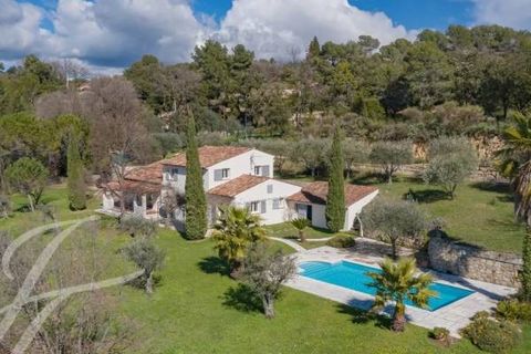 In a residential area, close to shops and the village of Montauroux, 210m2 villa set on 3600m2 grounds with swimming pool and olive trees, enjoying panoramic views over the Canton de Fayence. On the ground floor, the villa offers a spacious living/di...