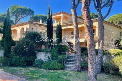 Cabinet Vieugué Immobilier is offering for sale a Provencal villa of around 250m2 set in grounds of around 2900 m2. The villa consists of three levels on the main level: an entrance hall, a guest cloakroom, a fitted kitchen, a dining room, a lounge a...