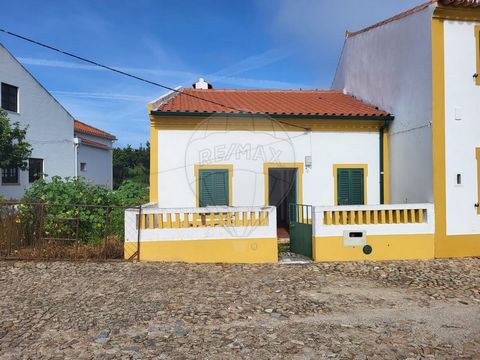 4 Bedroom House with Rustic Land - Located in the picturesque parish of Monte Claro/Nisa, this charming 4 bedroom villa is ready to move in and offers a unique investment opportunity. With a plot of 549m2 and 43m2 of implantation, this property consi...