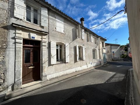 For sale in the heart of Segonzac, the first French village to be labeled Cittaslow in May 2010, meaning a town where life is good. The house is located close to shops and local services. Ideal for an investor or a first purchase! Town house to renov...