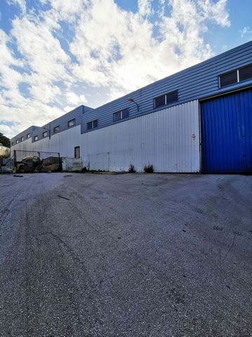 Warehouse with 1030m2 located in Casais da Marmeleira, Carregado. The Warehouse is leased, allowing a return of more than 6%. This property allows access to the Golden Visa! Warehouse inserted in a condominium with five more warehouses, it is in exce...