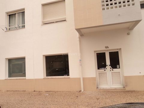 Shop 2 floors with 190m2 in Carnaxide gives for all activities less restoration, next to Pingo Doce, Municipal Police, transport at 100mts to 600mts from the A5. Excellent price quality ratio. Mark your visit. The information provided does not waive ...