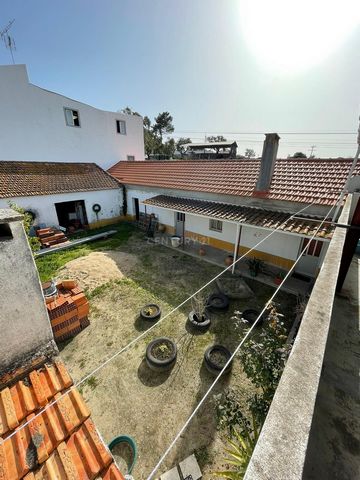 Your opportunity has come to acquire a villa with immense potential in the area of Coruche, Santarém, with very generous areas and inserted in a very quiet area. 2+1 bedroom villa in need of partial works with a great potential to transform into a sp...