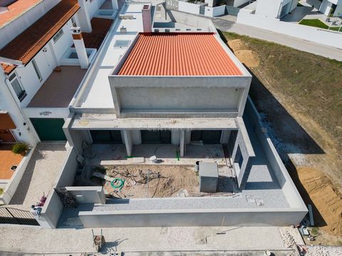 Single storey 3-bedroom villa, in the process of being finished (it will be delivered turnkey, completely finished). The villa is set in a 520m2 plot of land, and it is planned to have high-end/luxury finishes. The villa has an open-plan kitchen (ful...