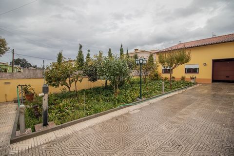 Located on Rua das Matas Nacional, in Quiaios, this villa completed in 2007, is set on a plot of 800m2. It has 268m2 of gross construction area. This single storey house is of type T1, with an extra room that you can use as an office or bedroom, and ...