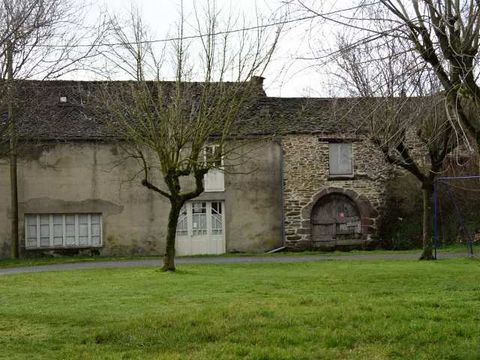 Sauveterre Rouergue- Old workshop to convert on two levels for a surface that can go up to 160m² habitable, with a courtyard and an open view. In a small village, you will discover tranquility to which you aspire. The CU is underway and all the netwo...