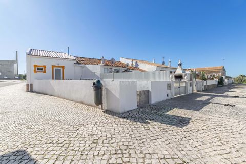 Located in Sagres, this charming villa has a cosy bedroom with a direct exit to the outside, a kitchenette and a stunning outdoor area. The excellent finishes reflect the attention to detail and commitment to quality, guaranteeing an elegant and long...