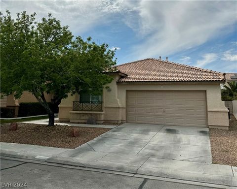 Discover your single story dream home in North Las Vegas! Step into this spacious single-story gem with a vast backyard! Featuring 4 cozy bedrooms and 2 sparkling baths, it's a blend of comfort and charm with outdoor bliss! Enjoy the NEW carpet insta...