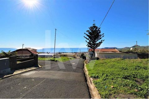 Great flat urban land with 1,040m2, with a construction index of 0.7, is located in Pico Castelo Porto Santo, has an unobstructed view over the entire southern part of the island and extension of the beach, is in a quiet place, two minutes by car fro...