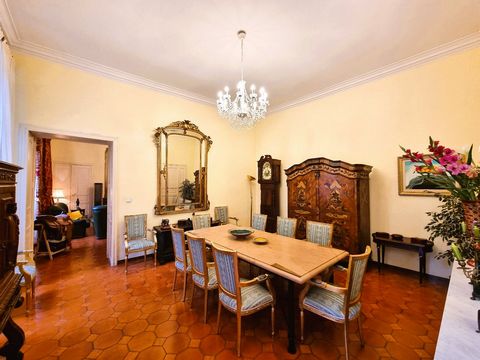 Ideally located between the town hall and the cathedral in a quiet little street, discover this beautiful bourgeois flat of around 220 m². Itcomprises two reception rooms  a beautiful living room and a dining room, a fully equipped large kitchen, 4 ...