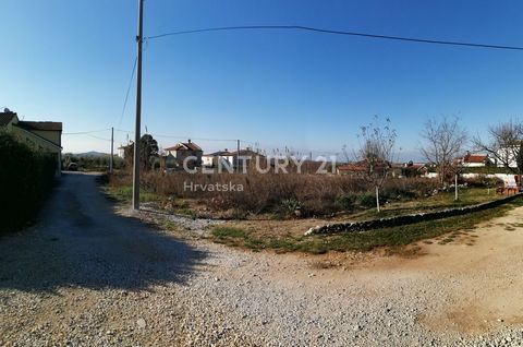 BUILDING LAND IN THE VICINITY OF POREČ WITH PROJECT AND BUILDING PERMIT All utility connections in the immediate vicinity. It is sold with a project and a building permit for the building, a two-storey house 204 m2 + swimming pool 41 m2. The house ha...