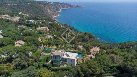A vision of glass and modern lines, this huge luxury home is set across several levels, all innovatively connected and designed to make the very best of this stunning elevated position and uninterrupted Costa Brava views. The rooms are all very spaci...
