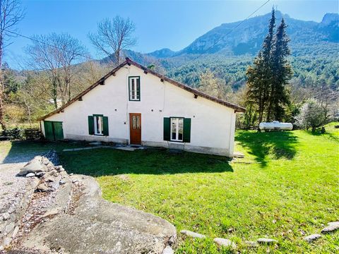 At the foot of the Pyrenees, in the charming village of Axat with all amenities, this pretty house facing south promises you very pleasant moments with family or friends. In a ydilic and green setting, the 4-sided house is composed as follows: an ent...