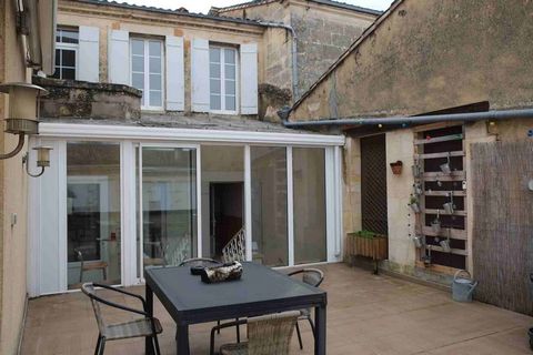 Beautiful old features for this large stone house in the heart of the historic part of the town of Blaye. Spread over 3 levels around a magnificent stone staircase with skylight, it is composed of a kitchen open to a large living room, a living room ...