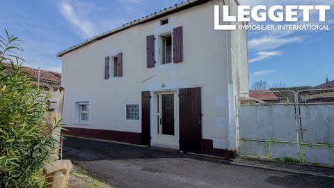 A27782SNT16 - Habitable house in need of renovation and updating. Several plots with approx. 165 m² of buildings (former dwelling, vat house, garage, outbuildings) offering great potential (gîte, creation of apartments, family home, etc.). Close to t...