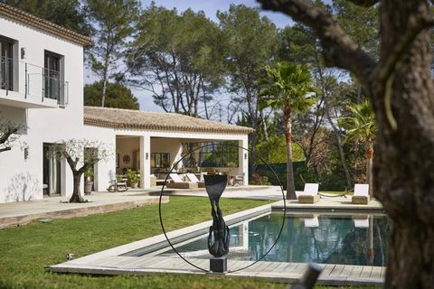 Situated in absolute peace and quiet in a gated estate, this splendid new contemporary bastide is a haven of peace nestling in the heart of a large 4,786 m2 park planted with fruit and olive trees. This elegant, tastefully-decorated 789 m2 bastide be...