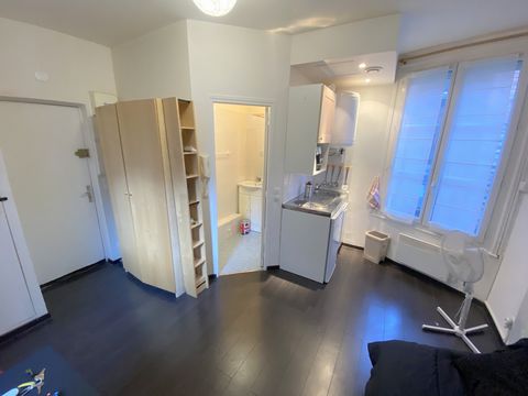 In the heart of Trouville, rue des Bains, furnished studio of 16m2, on the first floor, including a living room with kitchenette, a shower room, a cupboard. East exposure, courtyard. Double glazing, shutters and electric heating, quiet. Small condomi...