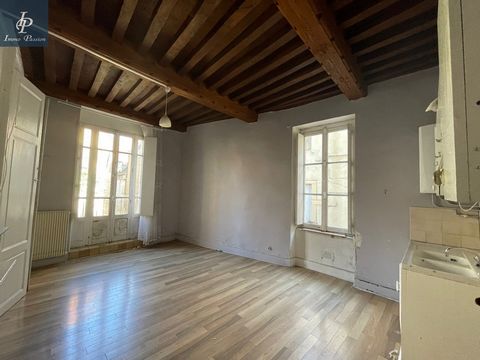 For sale DIJON Centre Historique Type 2 to renovate, a stone's throw from Place Emile Zola. On the 1st floor of a building from 1750. Living room with kitchenette, bathroom and large bedroom. vaulted cellar in the basement. Quiet environment close to...