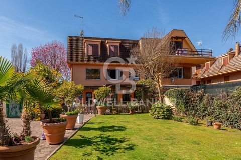 Located in the exclusive area of Castel de Ceveri, in the heart of Cassia, this magnificent detached villa offers an unparalleled living experience. Immersed in a safe and quiet residential context, protected by an automatic gate and 24-hour security...