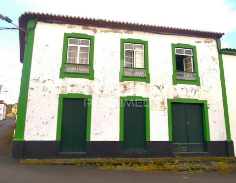 This 2-storey property, located in the centre of the parish of Posto Santo, in Angra do Heroísmo, offers a unique opportunity for investors or for those looking for a house with potential after rehabilitation. The urban building has 480 m2 in total, ...