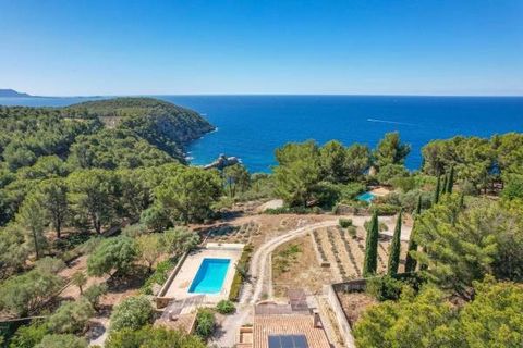 Between Saint Cyr and Bandol, in an unspoilt location in the immediate vicinity of Frégate golf course and Port d'Alon creek. This property comprising several buildings is set in 5000 sqm of enclosed grounds benefiting from direct access to the sea. ...