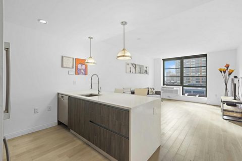 Beautiful South facing two bedroom and two bathroom condo in the heart of Downtown Jersey City. Magnificently designed by famed architect, Fogharty Finger, this condo features 5