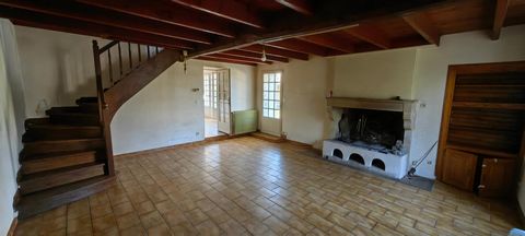 Située dans un petit village plein de charme à 10 min de St Jean d'Angély, je vous propose cette maison d'environ 130 m² comprenant au rez de chaussée: une cuisine, un séjour avec cheminée, une chambre, une salle de bains et un WC séparé. A l'étage: ...