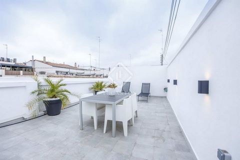 Lucas Fox presents this fantastic penthouse located in the heart of the city of Valencia, in the heart of the Seu neighbourhood , a quiet and pedestrian area. The penthouse has been recently renovated and is located on the top floor of a building wit...