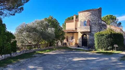 In Haute Provence. Forcalquier hinterland. In the village of Cruis, magnificent property of approximately 210m² of living space on a plot of 2903m² enjoying a panoramic view of the mountains and the surrounding countryside. You enter the house throug...