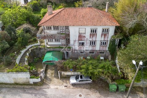 Identificação do imóvel: ZMPT565798 Description: Three-story house located in Chão de Meninos, a privileged area in the charming village of Sintra. Despite needing renovations, this villa presents a unique investment opportunity, offering the possibi...
