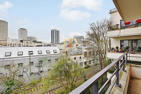 Ideally located on rue des Pyrénées 200m from the Maraichers metro station, BR Immobilier is pleased to offer you this charming apartment of 37 m2 with balcony (4m2) benefiting from a beautiful OPEN VIEW on GREENERY Located on the fourth floor with E...