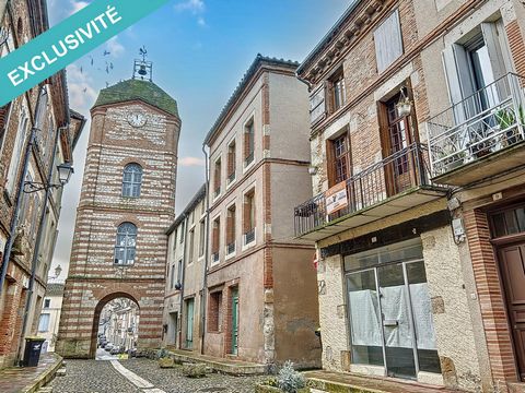 In the heart of the historic center of Auvillar, magnificent house with shop perfectly positioned on a busy street unmissable for tourists. In the house, on the ground floor, you can develop an additional commercial activity by finishing fitting out ...