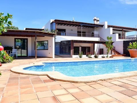 Estupendo is pleased to offer this beautiful 4 bedroom property is a must-see! Located in the highly sought-after residential area of Los Claveles in Playa Blanca, this independent chalet has everything you need for a comfortable and luxurious lifest...