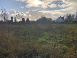 15 minutes from Méru and 20 minutes from Beauvais, you will find this pretty building plot in a very quiet and relaxing small village with a surface area of approximately 940 m2 on 22 ml of frontage with access to the street, unserviced land and indi...