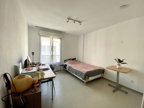 GOOD INVESTMENT: Located in Nice, in a student residence, 19m2 studio on the penultimate floor (5th) composed of a living room with kitchen area, a bathroom and toilet. Bright and well-placed studio for student rental near university and tramway. 10%...