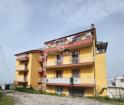 Nous proposons à la vente, dans la commune caractéristique d'Ogliastro Cilento, un appartement panoramique au 1er étage d'un petit immeuble, semi-rénové et de taille généreuse. La propriété se compose de : une entrée, un séjour accueillant avec balco...