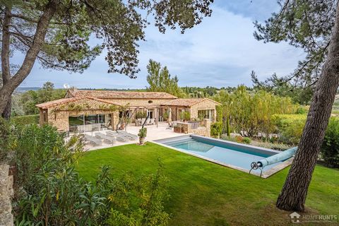 Close to the charming village of Gordes, superb property offering a large neo-Provencal villa beautifully presented, its living spaces are laid out over 3 levels with a total living surface of 450 m2 including 100 m2 of garage, built on a magnificent...