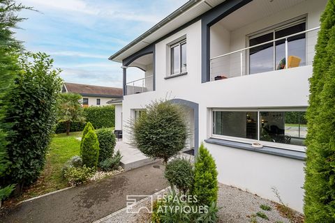 Located in Beynost, just 25 minutes from Lyon and close to all amenities, this 219m2 villa offers a luxury residential experience in a privileged setting. As soon as you enter, you will be seduced by the space and luminosity that characterize this ho...