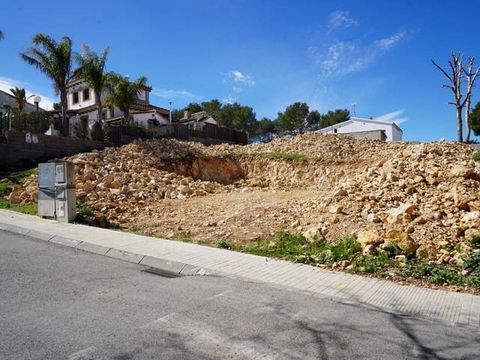 Plot ready to build with earth recess made and building permit granted. This land is located in the urbanization of Can Pere La Plana in Sant Pere de Ribes. It offers an approved architectural project for the construction of two townhouses. Strategic...