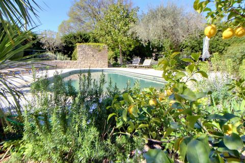 Single storey villa is walking distance of the village of Rouret, shops and schools, a highly regarded address. In absolute calm and not overlooked, this villa is renovated with high-end finishes consisting of an entrance, living room with fireplace,...