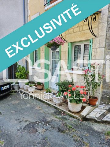 In the village of Saint Martial de Valette, come and discover this small renovated village house with its adjoining barn. Ground floor: entrance hall, living room and kitchen with wood-burning stove. First floor: bedroom with parquet flooring, shower...