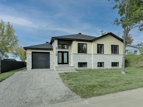 Built in 2023, this contemporary-style home combines elegance and functionality under one roof. Featuring 5 bedrooms, 2 bathrooms, 1 laundry room, an attached heated garage and high-quality finishes, it's a rare gem in today's market! Upon entering, ...
