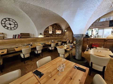 Building and Business Assets for Restaurant, Ski Slope Location in Montgenèvre 45 Indoor Seats 60 Seats on a Terrace, superbly positioned facing the slopes Traditional Cuisine Exceptional seasonal opportunity Agency fees payable by vendor - Montant e...