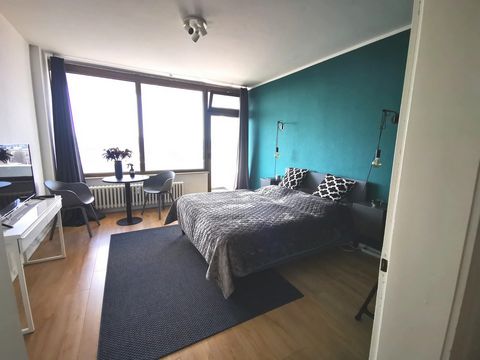 The well-equipped apartment with approx. 39 m2 is located on the 11th floor of an apartment building. It consists of a large, light-flooded room with a comfortable 1.60 m double bed and is furnished in a simple, modern style. The bathroom has a batht...