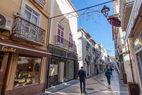 Come and discover this excellent opportunity to invest in the heart of Setúbal. Building intended for housing and commerce, with 3 floors and 263m2, on the main street of downtown Setúbal, known for its shops and more recently terraces, cafes and res...